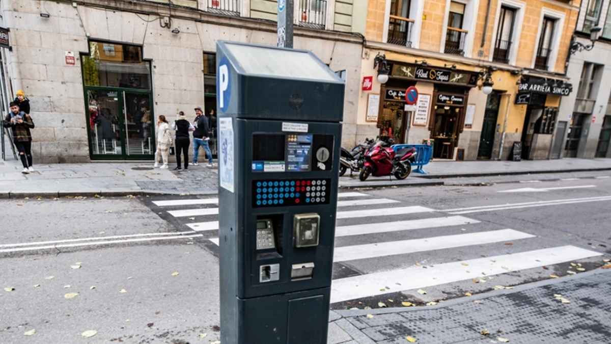 Parquímetro del SER en una calle del centro de Madrid donde ya no se puede aparcar gratis por la noche