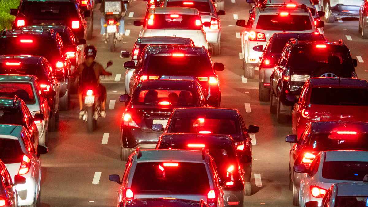 Atasco de tráfico con decenas de coches parados en una carretera de acceso a Madrid durante hora punta