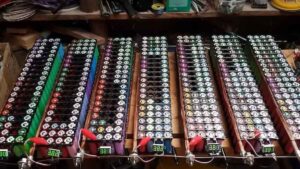 Adiós a la factura de la luz: este manitas lleva 8 años sin pagar gracias a su invento con pilas recicladas