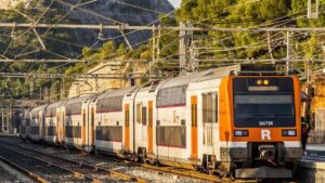 El alto precio del alquiler en Barcelona está obligando a los jóvenes a pasar 2 horas al día viajando en tren