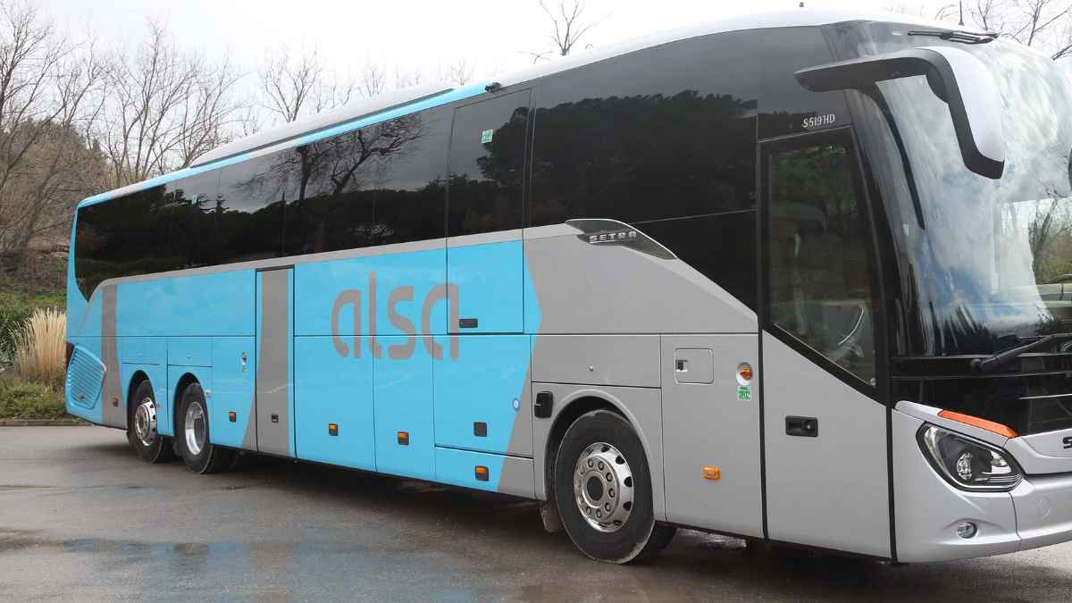 Autobús de ALSA en carretera utilizado en los servicios de transporte de viajeros en España.