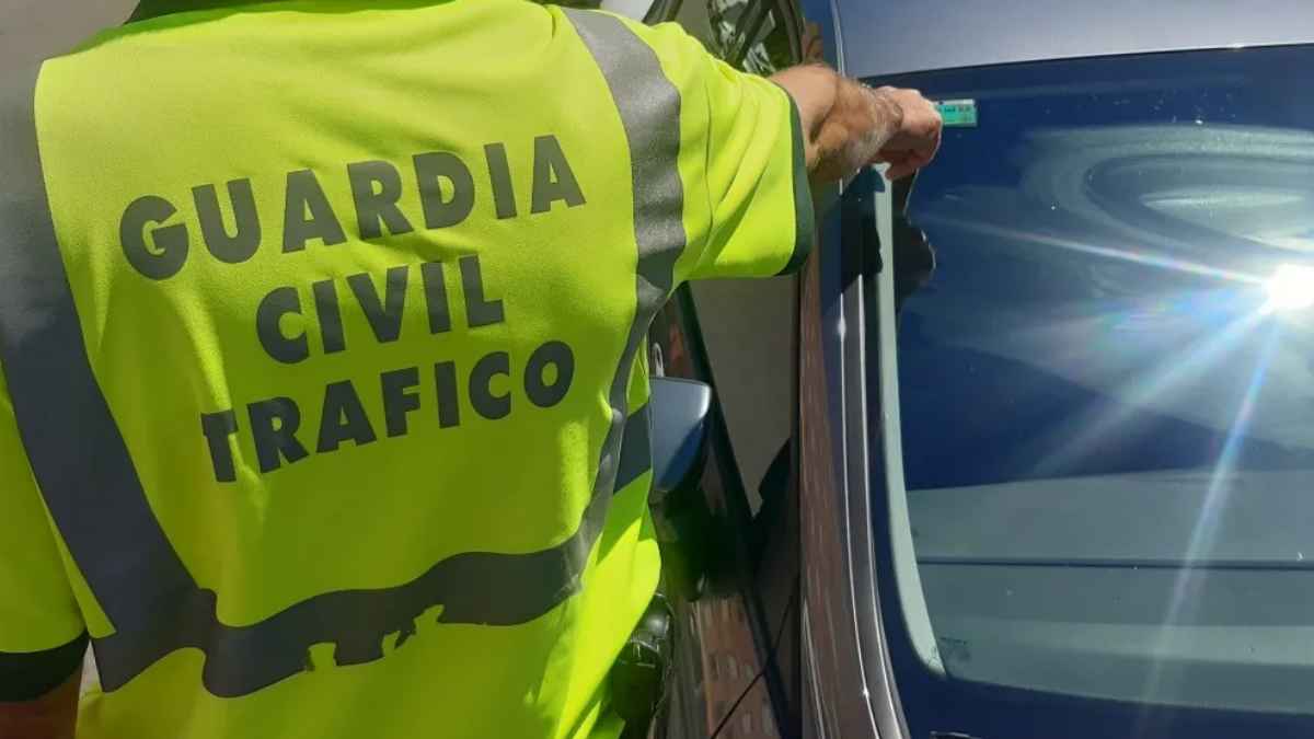 Agente de la Guardia Civil de Tráfico comprobando la pegatina de la ITV en el parabrisas de un vehículo