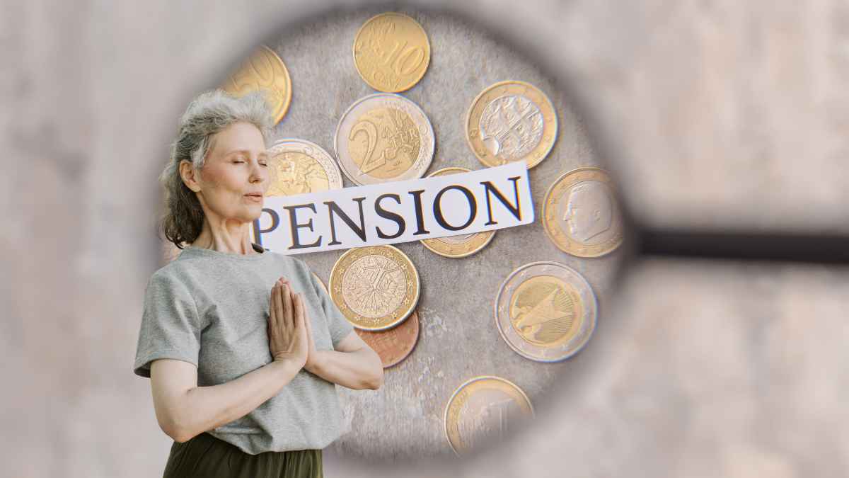 Mujer mayor frente a monedas europeas con la palabra pensión destacada