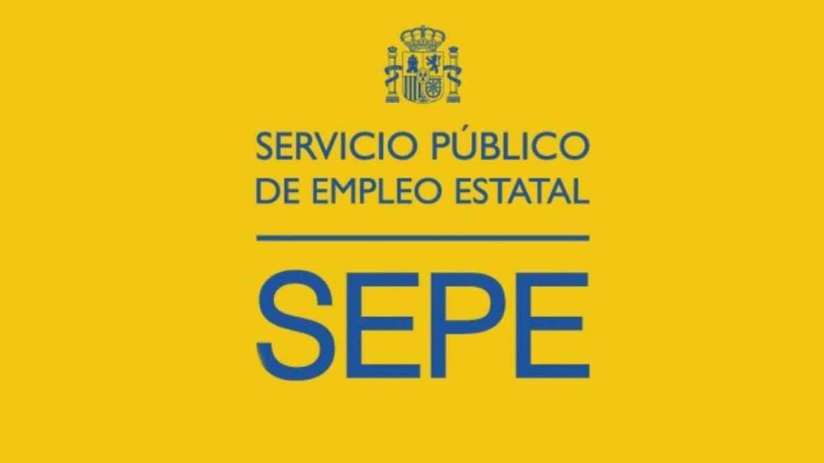 Logotipo del SEPE sobre el aviso que puede provocar la pérdida del subsidio para mayores de 52 años