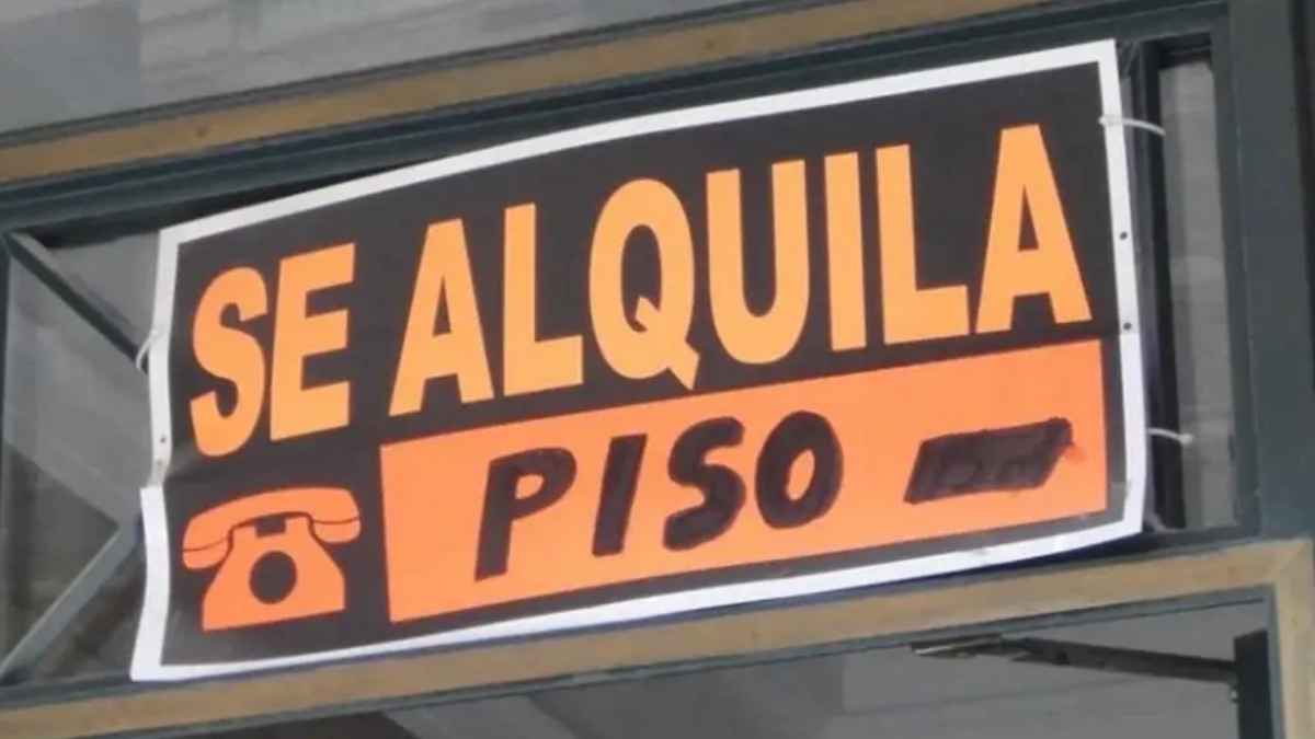 Cartel de se alquila en un piso que ilustra las advertencias del Banco de España sobre estafas en alquileres.