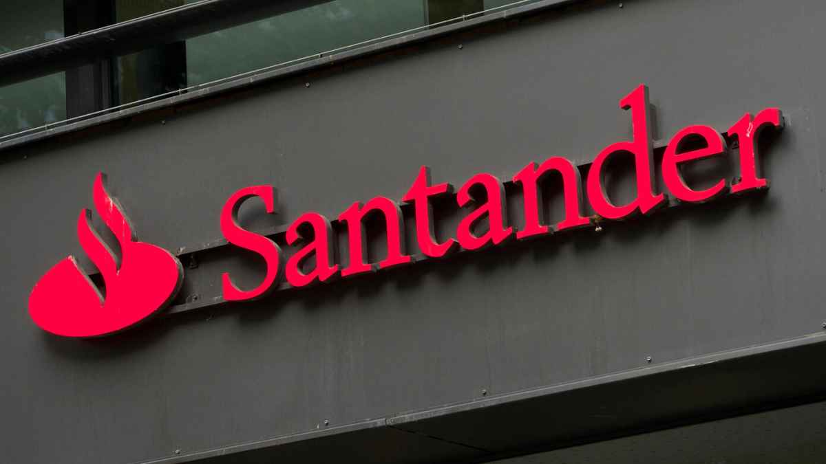 Logotipo de Banco Santander en una de sus oficinas, entidad que vende una casa adosada por 26.000 euros