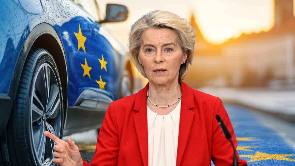 Von der Leyen en la Comisión Europea junto a un coche con bandera de la Unión Europea en debate sobre emisiones