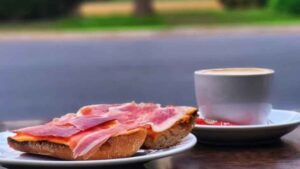 Pide café con hielo y tostada con jamón en un bar y lo que ocurre sorprende a miles de personas