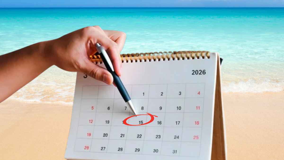 Calendario de agosto de 2026 con el día 15 marcado sobre un fondo de playa.