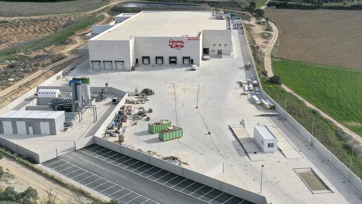 Instalaciones de Cárnicas de La Litera en Binéfar, planta industrial del Grupo Costa donde se ofrece empleo sin experiencia.