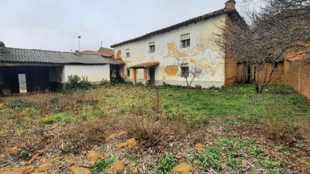 Casa en venta en calle Nueva Nº16 en San Pedro de Valderaduey, León. Banco Santander.