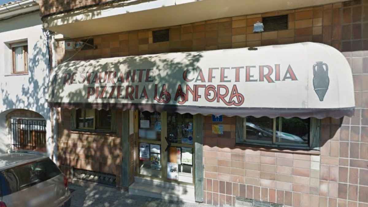 Fachada del restaurante pizzería La Ánfora de Andorra con el rótulo y la entrada principal