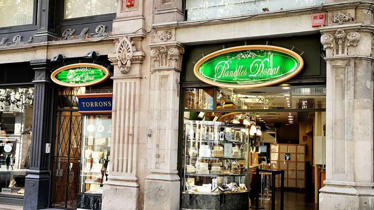Fachada de la tienda de turrones artesanales Planelles Donat en el centro de Barcelona