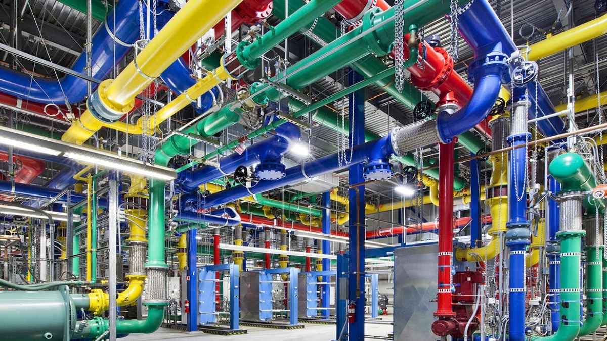 Instalación de calefacción urbana que reutiliza el calor de centros de datos e inteligencia artificial para calentar edificios en una ciudad