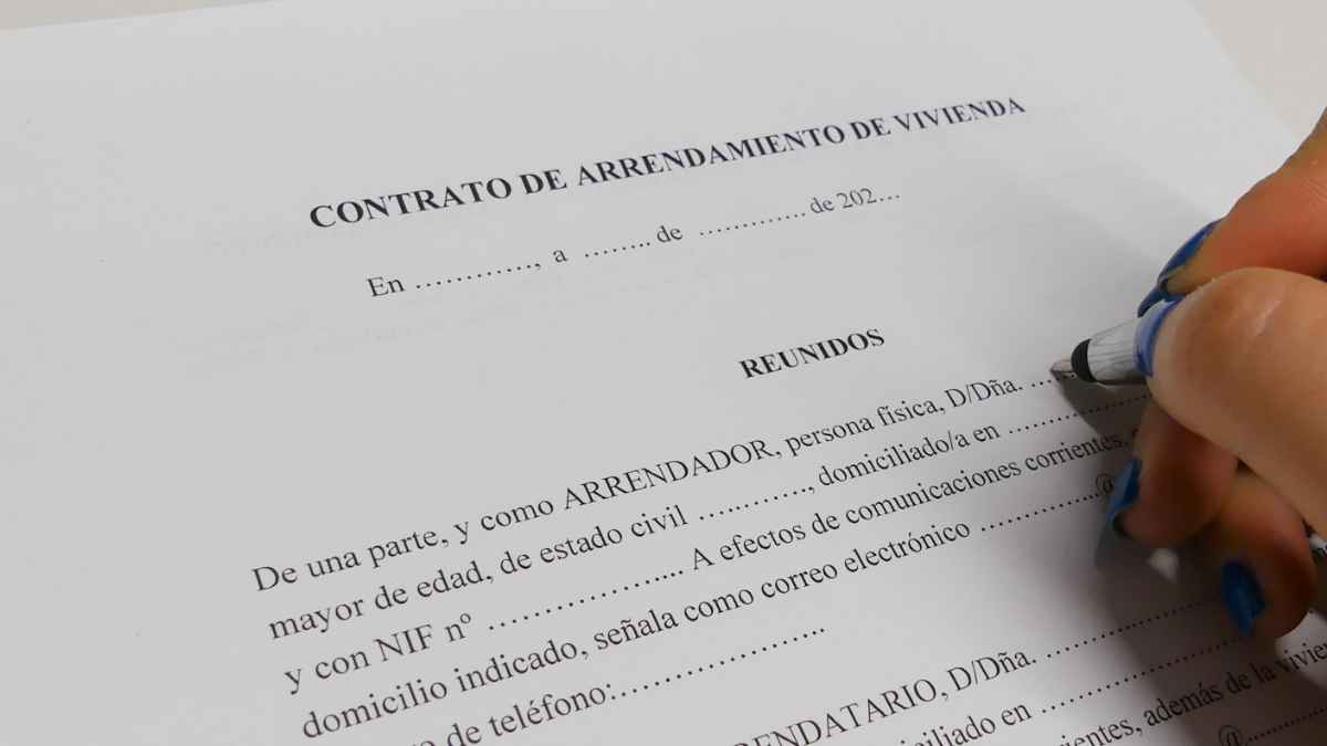 Documento de contrato de arrendamiento de vivienda siendo firmado por una persona