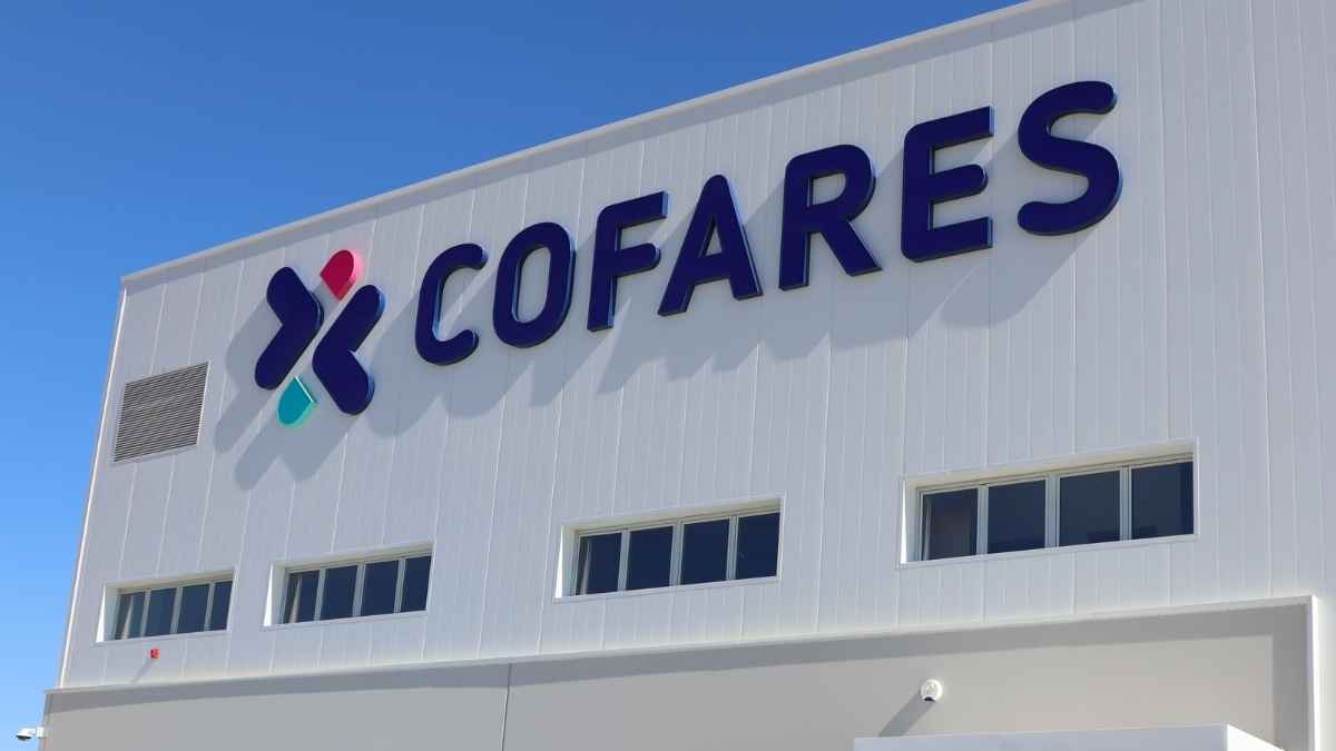 Fachada del edificio de Cofares con su logotipo corporativo
