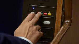 El Congreso aprueba el “despido restaurativo” porque un diputado apretó el botón equivocado: por un solo voto salió adelante