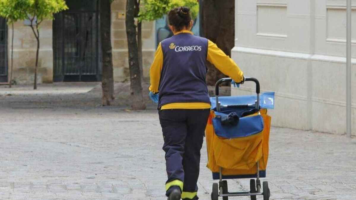 Cartera de Correos realizando reparto a pie durante su jornada laboral