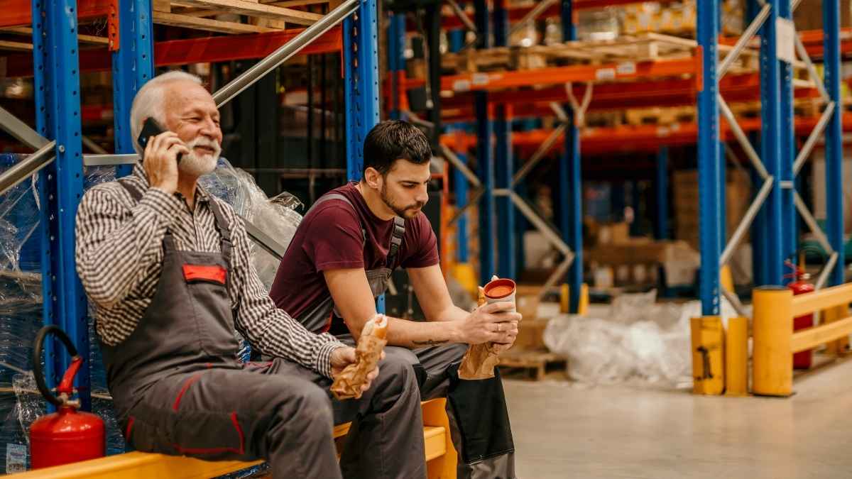 Trabajadores realizando una pausa durante la jornada laboral en un almacén