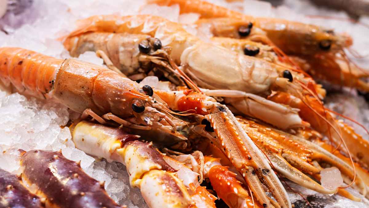 Cigalas frescas sobre hielo relacionadas con el caso de despido por ocultar marisco en un supermercado