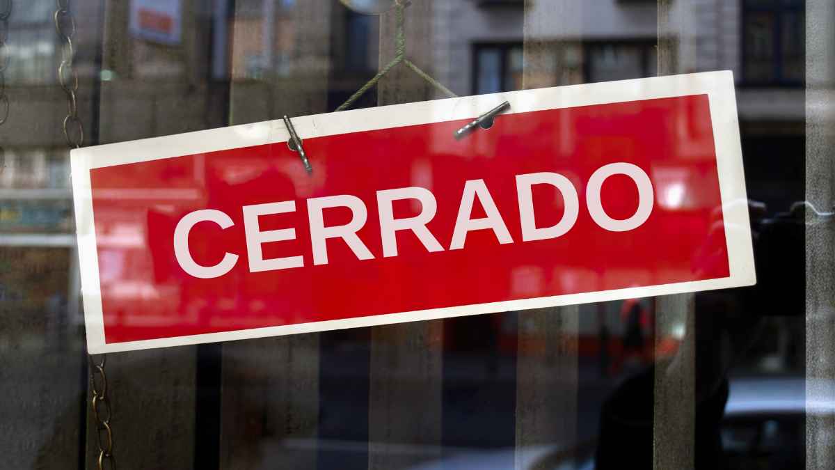 Cartel de cerrado en un establecimiento relacionado con un despido laboral declarado improcedente