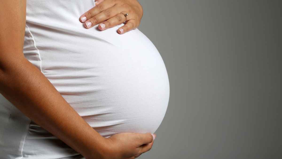 mujer embarazada sosteniendo su barriga en relación con caso de despido laboral