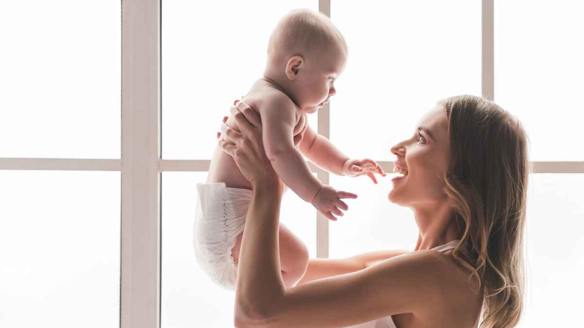 Madre monoparental sostiene a su bebé durante el permiso por nacimiento tras una sentencia judicial favorable