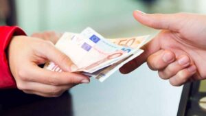 Las dos únicas situaciones que justifican que un comercio no acepte pagar efectivo: Hacienda las aclara