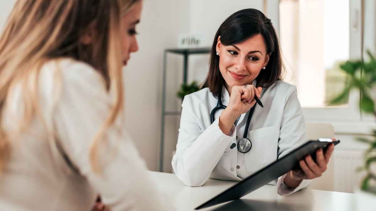 Doctora explicando a una paciente las revisiones médicas relacionadas con la incapacidad permanente