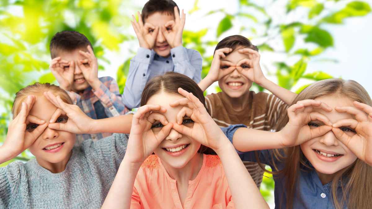Niños jugando al aire libre simbolizando la importancia de la salud visual infantil y el acceso a gafas y lentillas