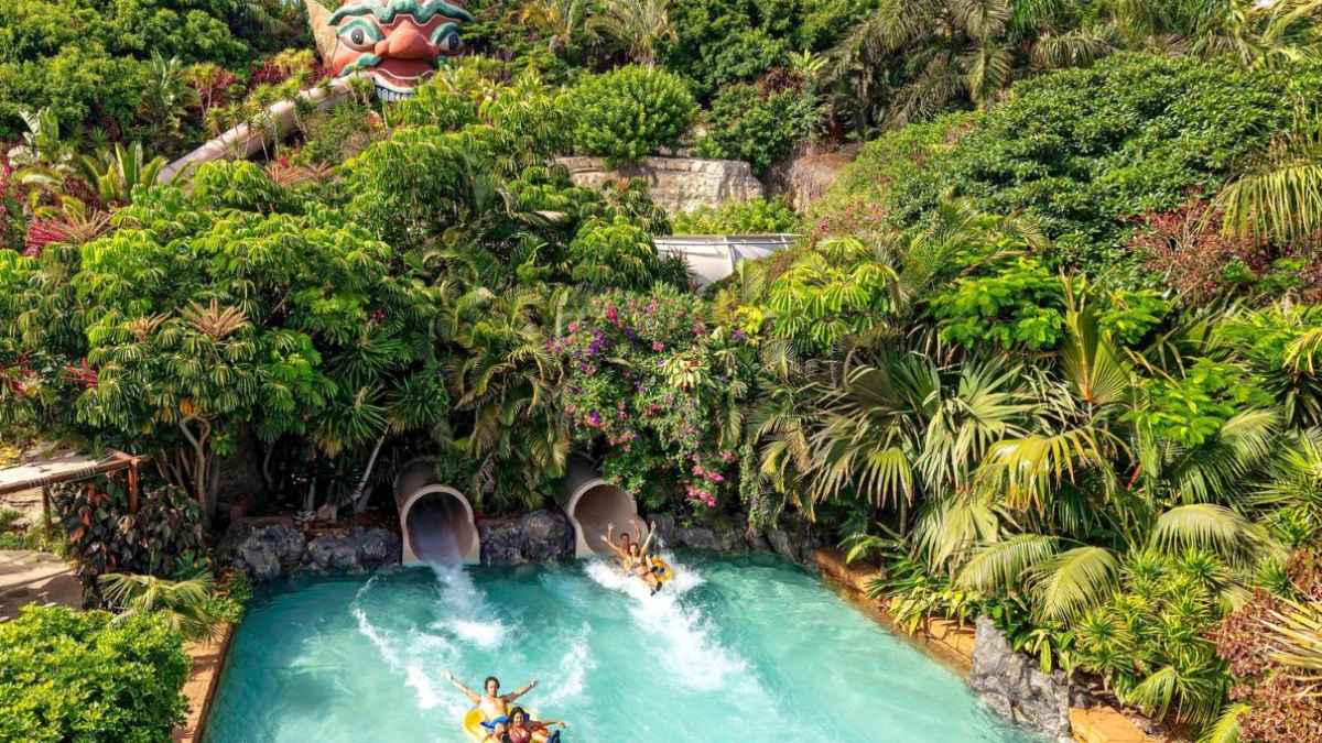 Atracciones acuáticas de Siam Park en Tenerife rodeadas de vegetación tropical