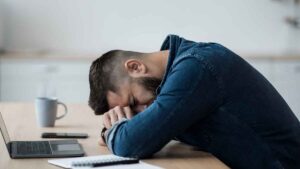 Un empleado que trabajada 80 horas semanales es despedido tras una baja médica: acusa a la empresa de vulnerar sus derechos laborales