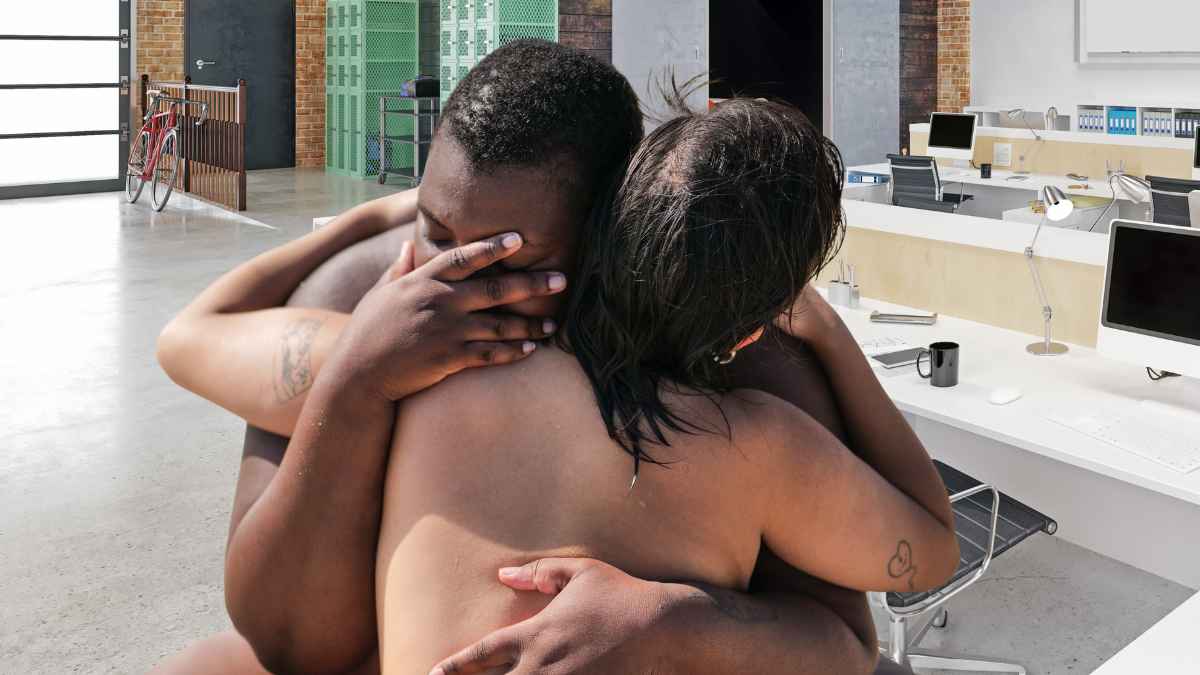 Dos personas abrazadas sin ropa en un espacio de oficina, imagen relacionada con la sentencia del TSJ sobre despido improcedente.