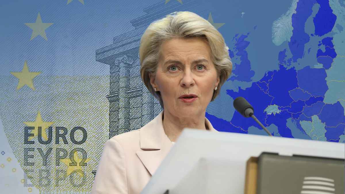 Von der Leyen hablando en rueda de prensa sobre la adopción del euro en 2026, con fondo del mapa de Europa y un billete de euro.