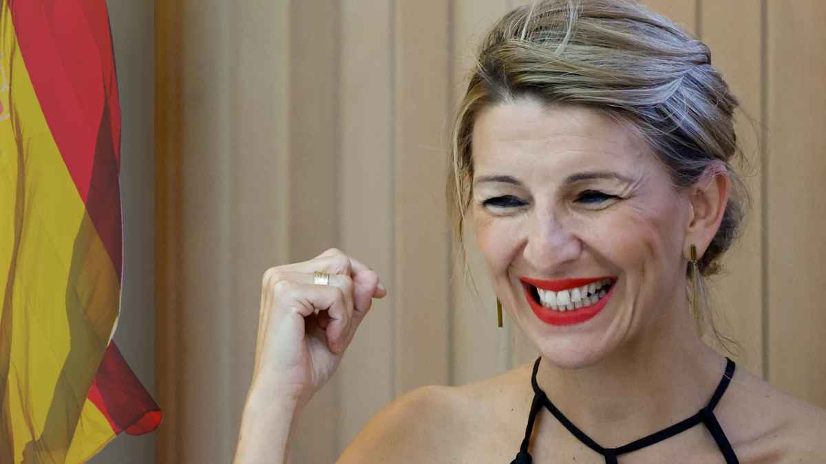 Responsable gubernamental sonriente durante un acto oficial relacionado con nuevas medidas laborales en España