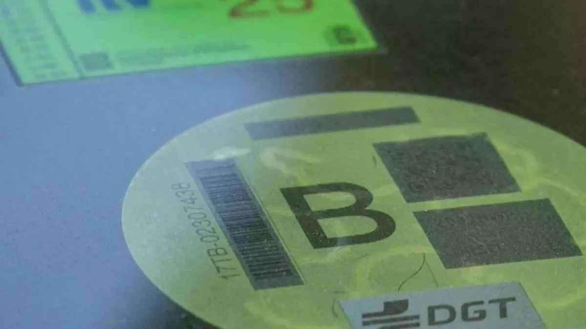 Pegatina ambiental B de la DGT colocada en el parabrisas de un coche.