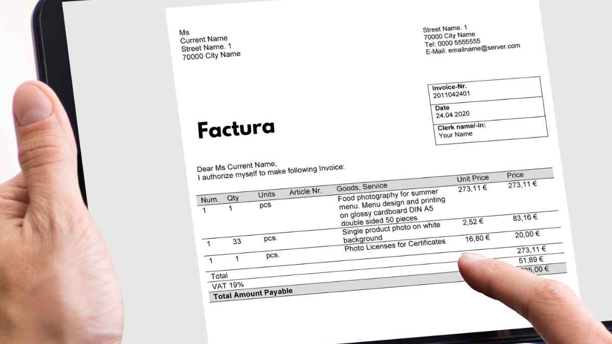mano sosteniendo una tablet con una factura electrónica de un autónomo para Verifactu 2027