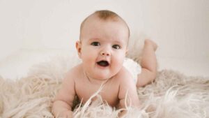 Las familias con bebés nacidos desde agosto podrán tener dos semanas adicionales de permiso: la Seguridad Social explica cómo pedirlas en 2026