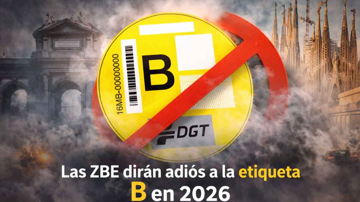 Etiqueta B de la DGT tachada sobre fondo urbano por las restricciones de las ZBE a partir de 2026 en España