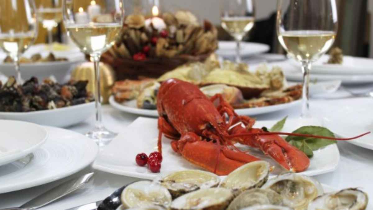 Mesa de Navidad con marisco y platos especiales que elevan el gasto medio en comida según la OCU