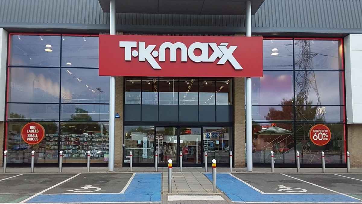 Fachada de una tienda TK Maxx con rótulo rojo y vitrinas frontales
