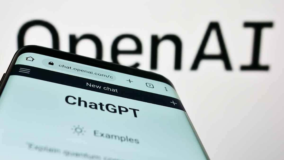 Pantalla de ChatGPT en un móvil usada como reclamo en estafas online con conversaciones falsas de inteligencia artificial