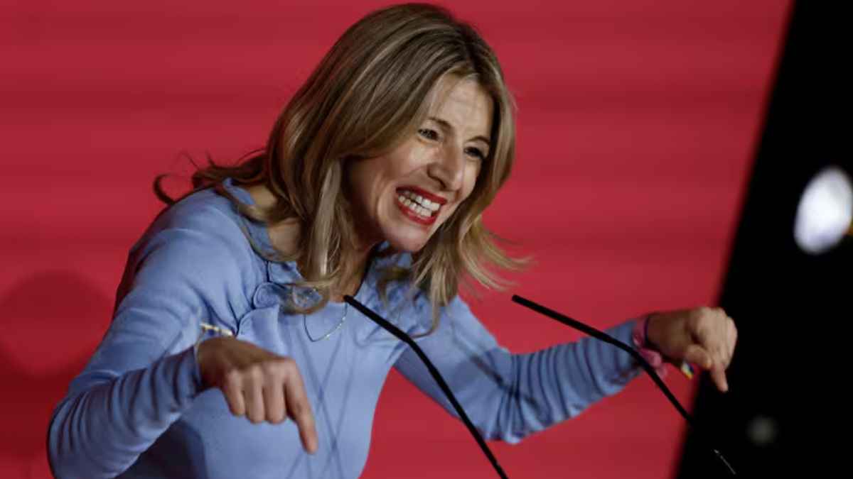 Yolanda Díaz en un acto público gesticulando ante micrófonos