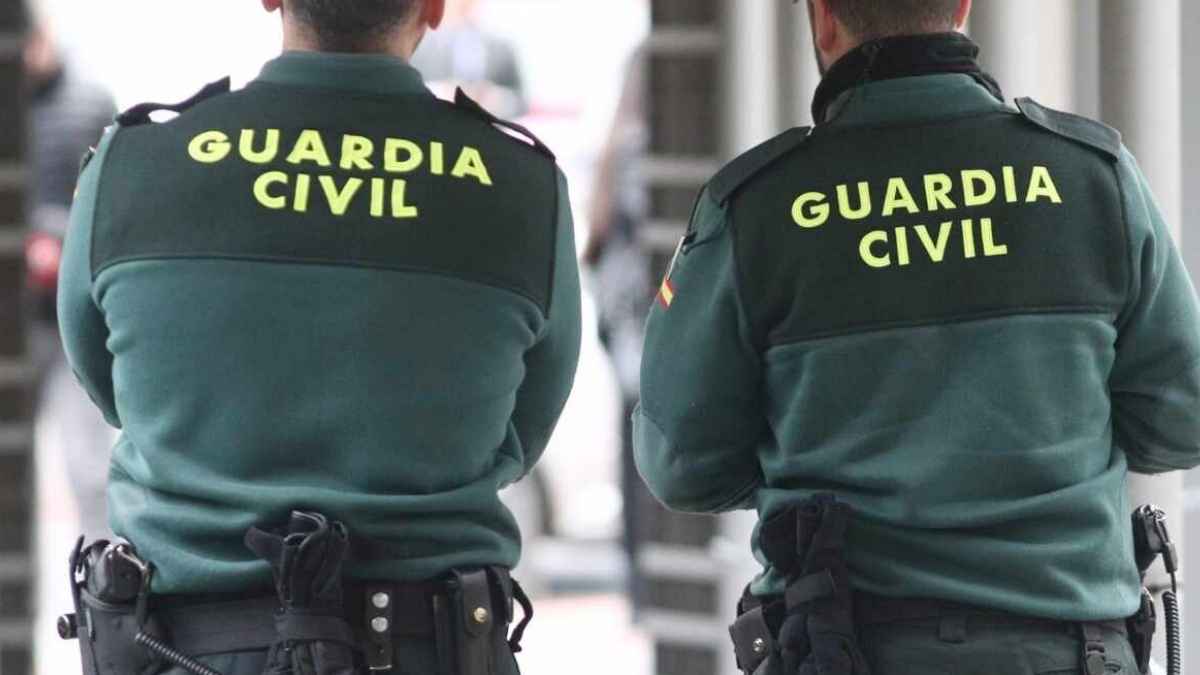 Agentes de la Guardia Civil alertan sobre fraudes digitales durante la campaña de Navidad