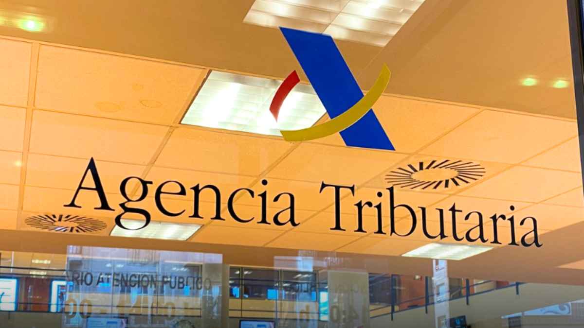 Agencia Tributaria vista desde el exterior con su logotipo oficial en una oficina de atención al público