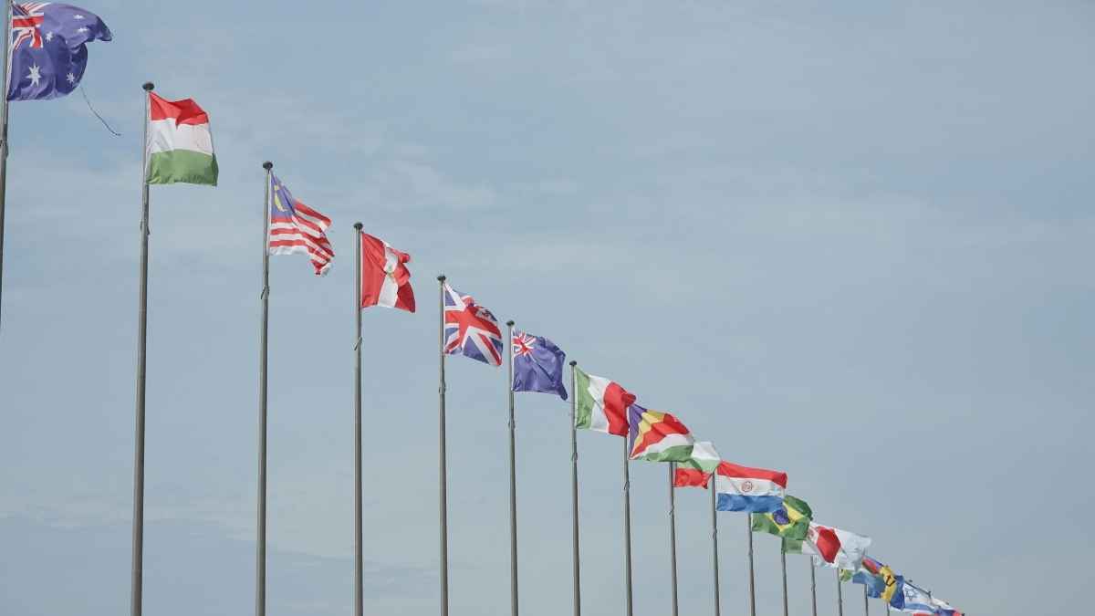 Fila de banderas internacionales ondeando al viento relacionadas con los idiomas mejor pagados en España en 2025