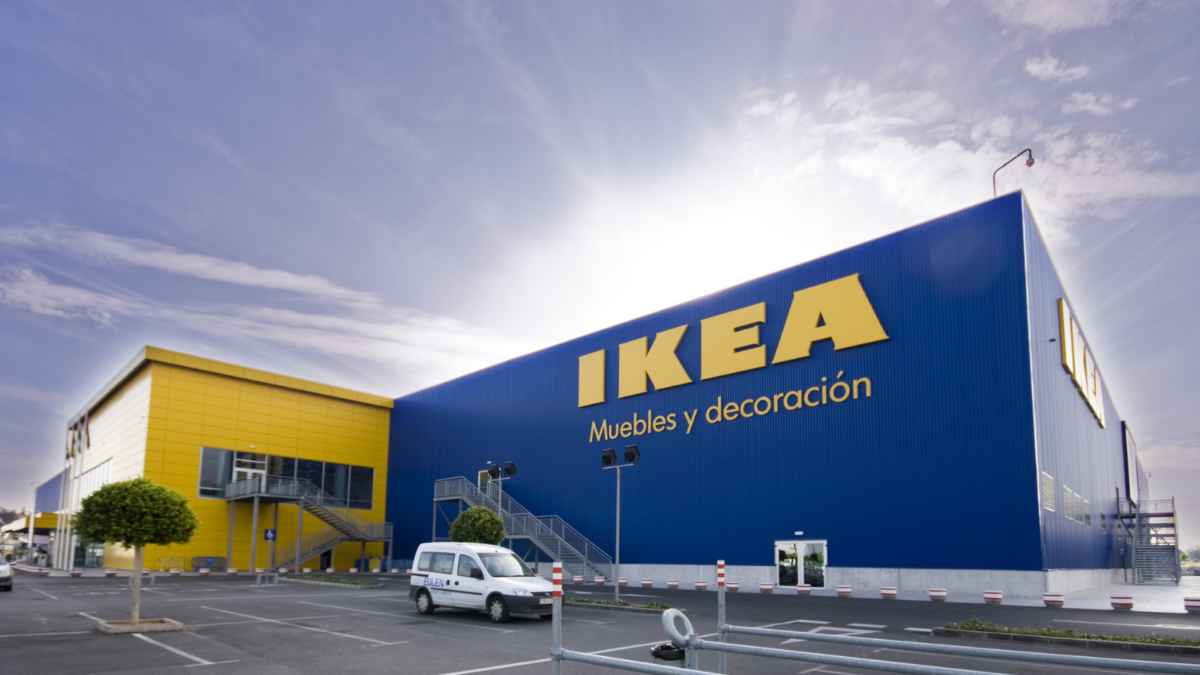 Fachada de una tienda IKEA con el logotipo visible en el exterior