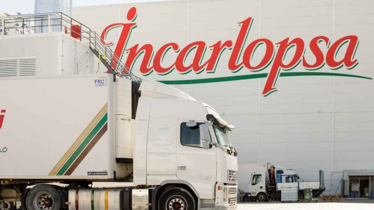 Camión frente a la fábrica de Incarlopsa en Tarancón, empresa que ofrece nuevas ofertas de empleo con contrato indefinido.