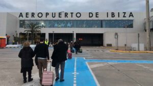 Karla, maestra de primaria, madruga para volar a Ibiza desde Mallorca: “Es agotador, pero no tengo otra opción”