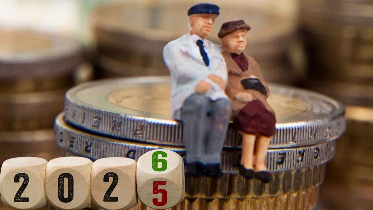 Pensionistas sentados sobre monedas que representan la subida de las pensiones en 2026 tras el IPC